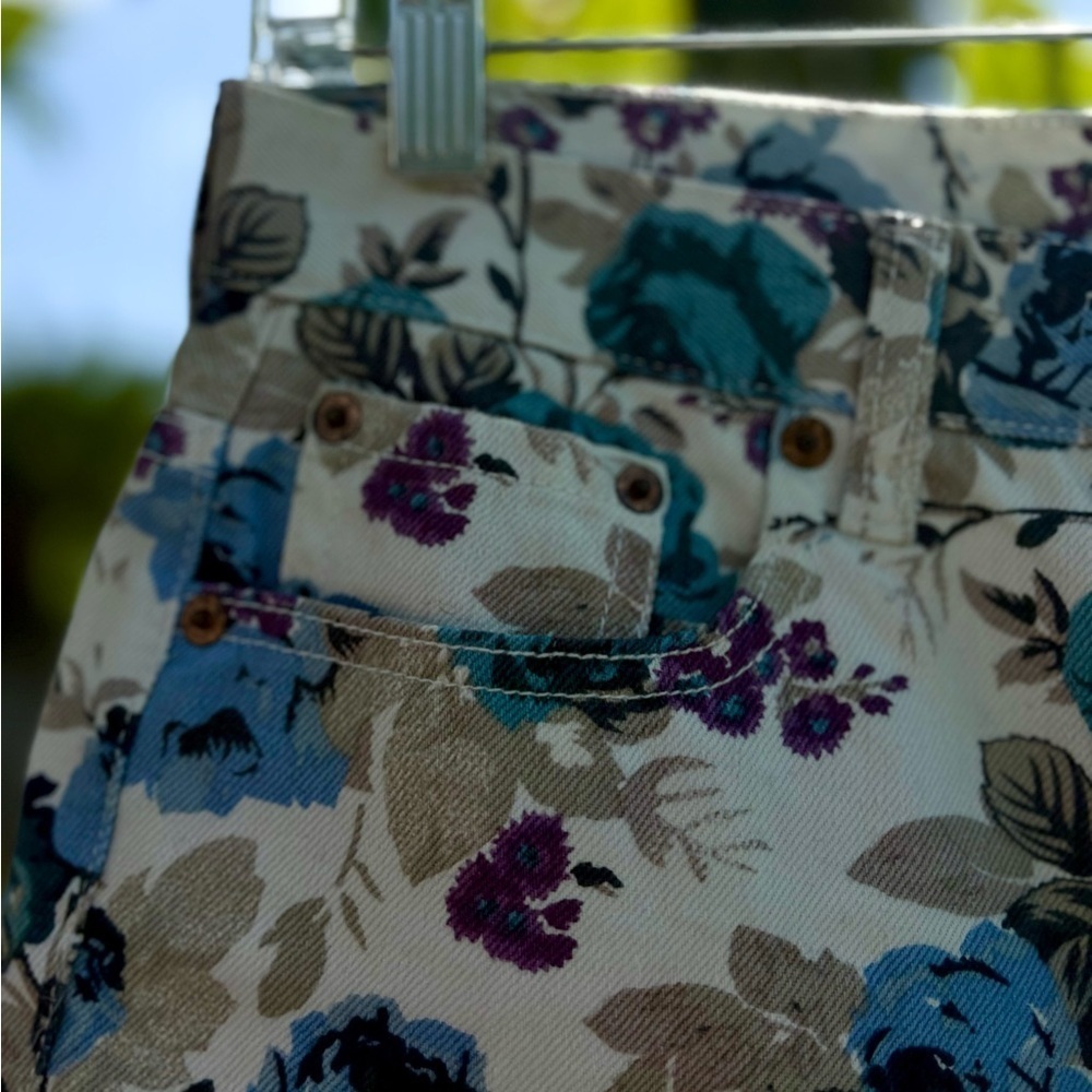 Forever 21 Floral Premium Denim Button Fly Shorts Size 27 NWOT - Picture 3 of 7